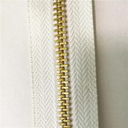 One-way separating 4.5yg brass long chain h65 zipper